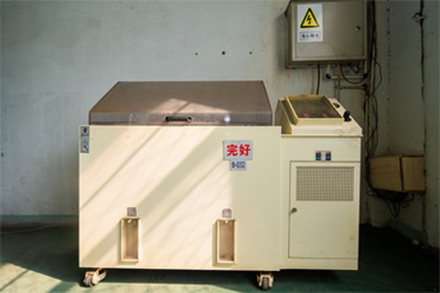 Salt spray test machine
